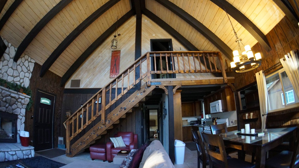 Upper Moonridge Cabin | Close to Everything! Village/Ski/Sledding,Hot Tub,Wifi,Roku,Clean,Owner Managed!