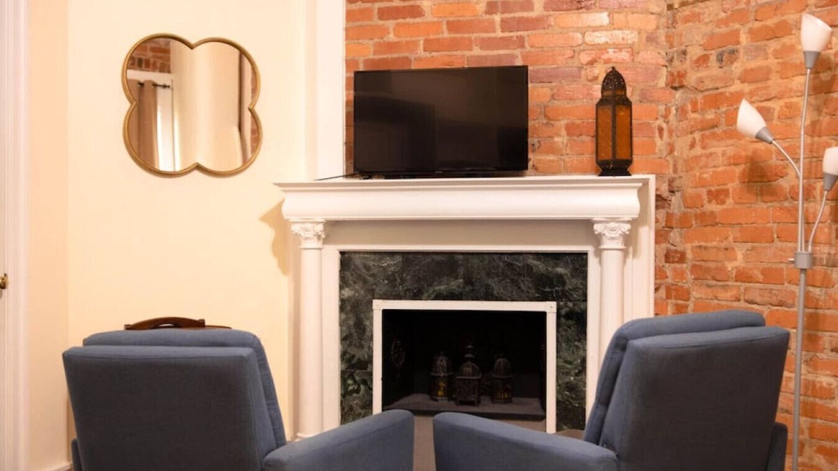 Adams Morgan Bed & Breakfast | Close to everything Efficiency!