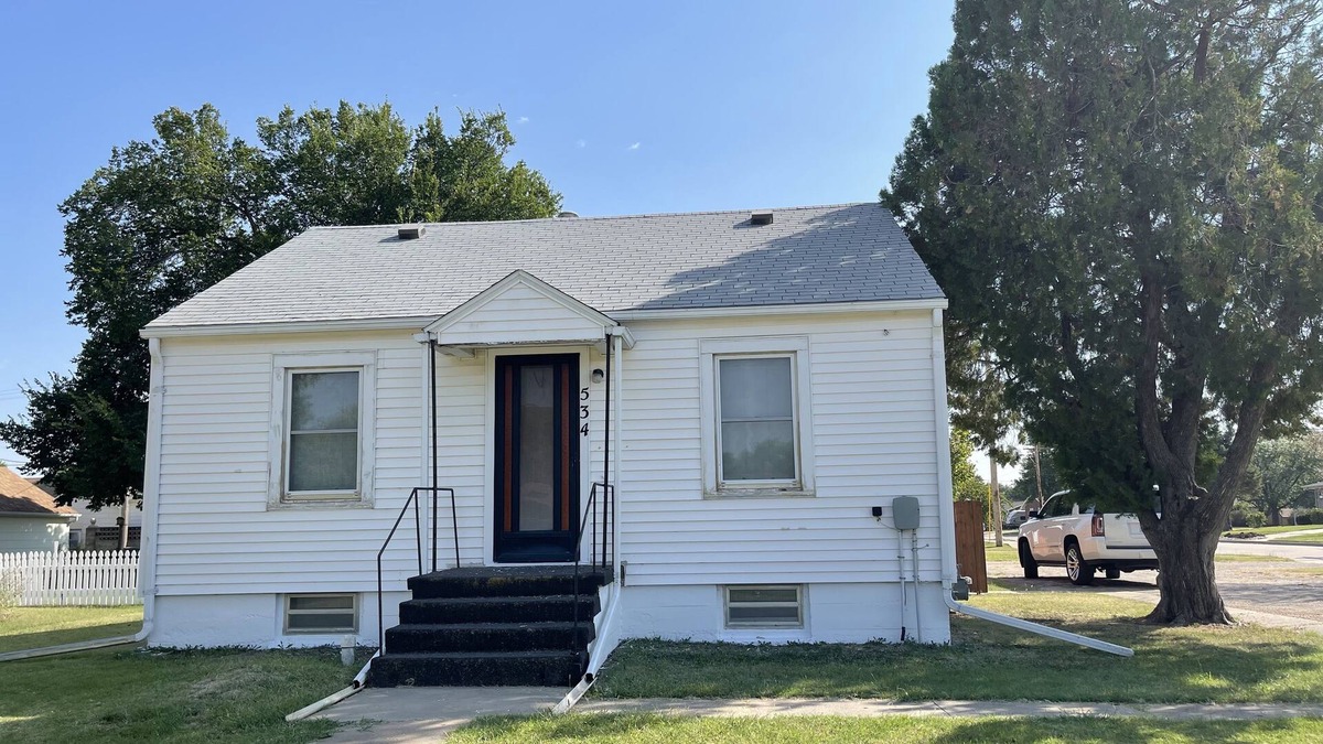 Russell House | Close to Lake Wilson, Quiet Small Town, Home on Corner Lot, Large Circle Drive