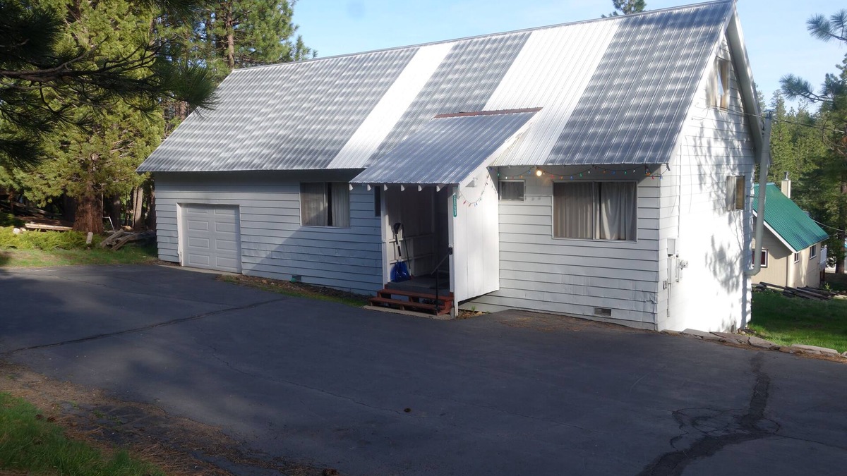 Mineral House | Close To Lassen, Big Yard, And Room For RV Parking