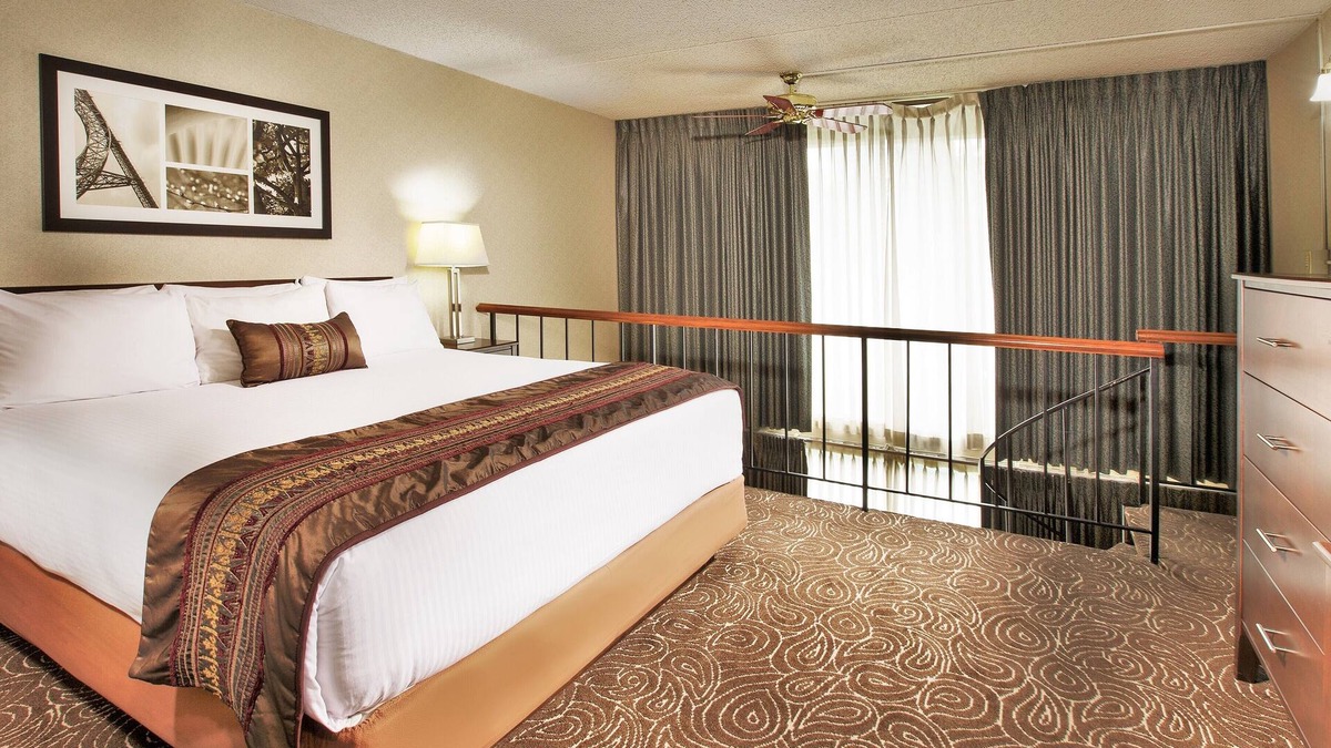 Wilburton Hotel | Close to Local Hospital! Spacious Room, Pool & Parking! Near Bellevue Square!