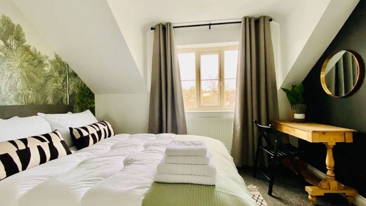 Liversedge House | Close to M62 Smart TV Parking and Pets Stay Free