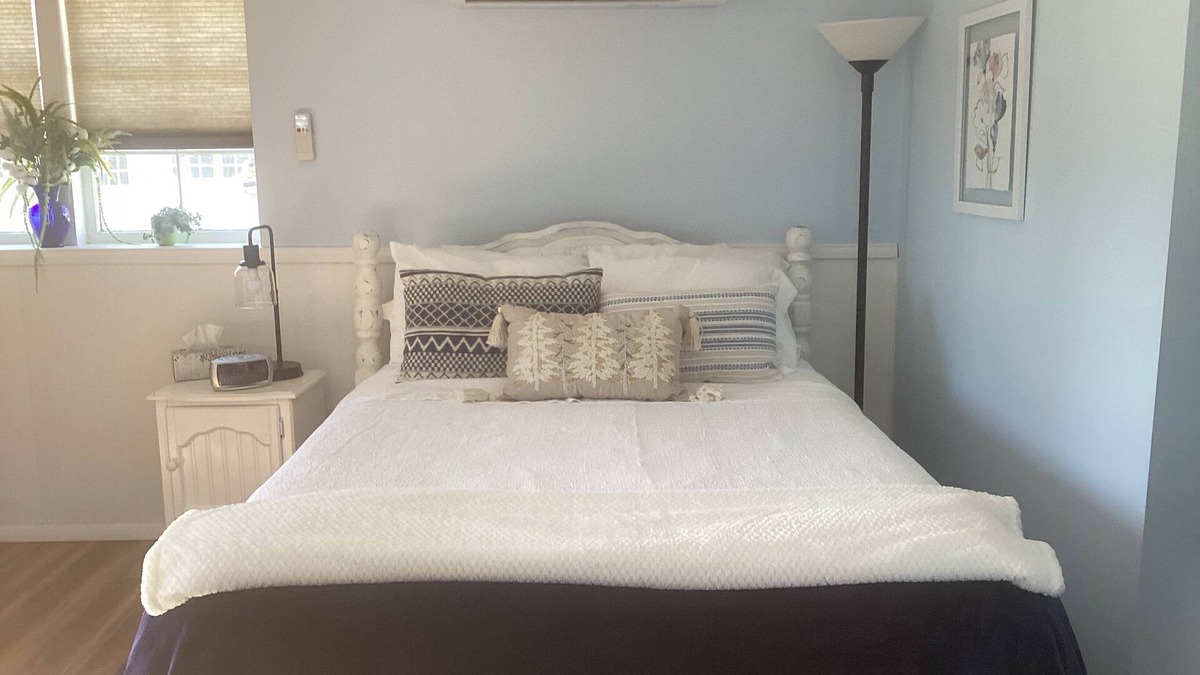 Oxford Cottage | Close to Oxford and Miami U. Pet friendly. Country setting.