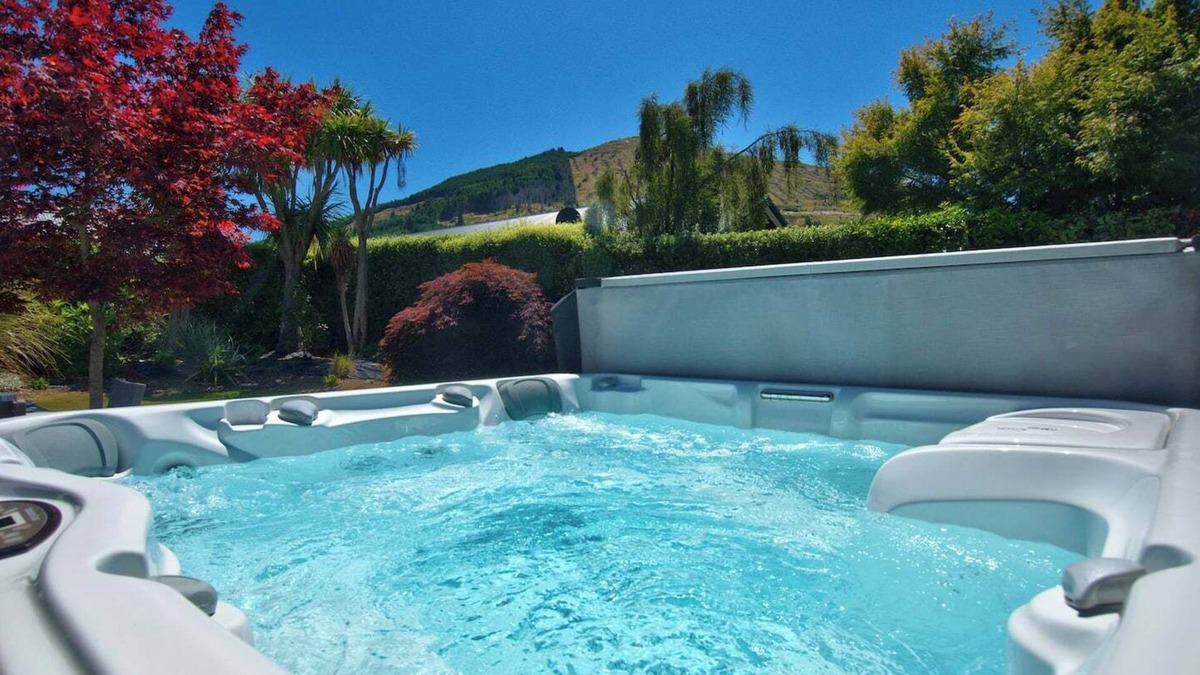 Arthur's Point House | Close to Queenstown and Ski fields with spa pool