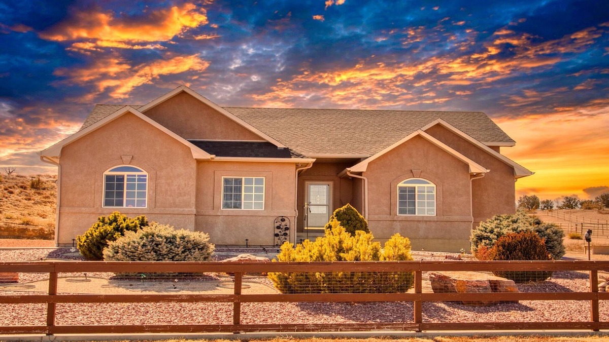 Pueblo West House | Close to Royal Gorge, Pueblo Lake, Famous river walk, Colorado Springs, Salida