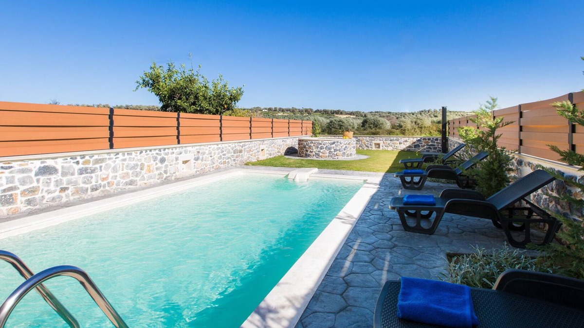 Houdetsi Villa | Close to Sandy Beach & Amenities