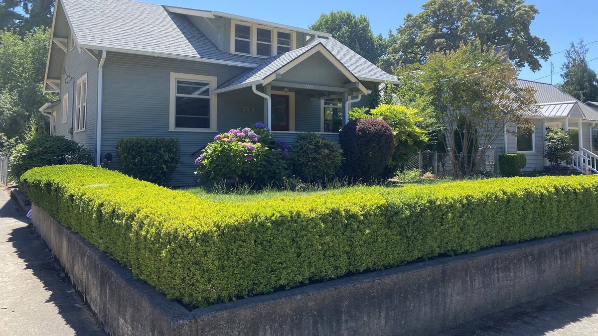 Silverton House | Close to Silver Falls and the Oregon Gardens.