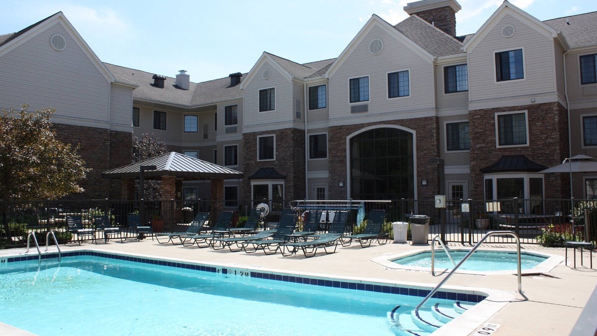 East Paris Condo | Close to the Airport! | Free Breakfast + Seasonal Outdoor Pool + Hot Tub