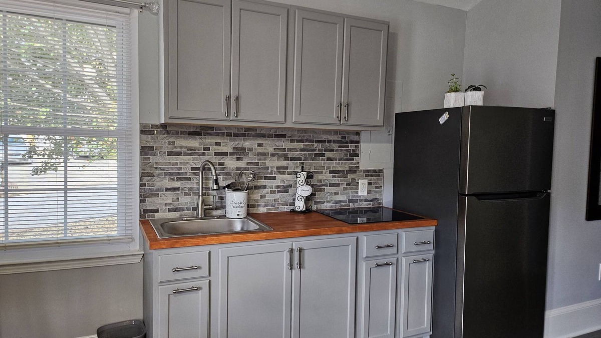 Riverdale Apartment | Close to the airport! Remodeled furnished 1 Bedroom suite with Kitchenette.