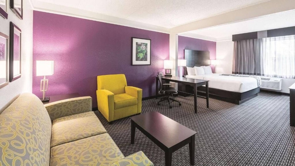 Arsenal House | Close to The Alamo and Wax Museum! 4 Spacious Units, FREE Parking, Pool!