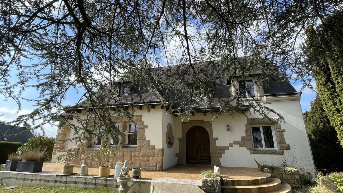 Pontivy House | Close to the city centre. Private top floor surrounded by a spacious garden