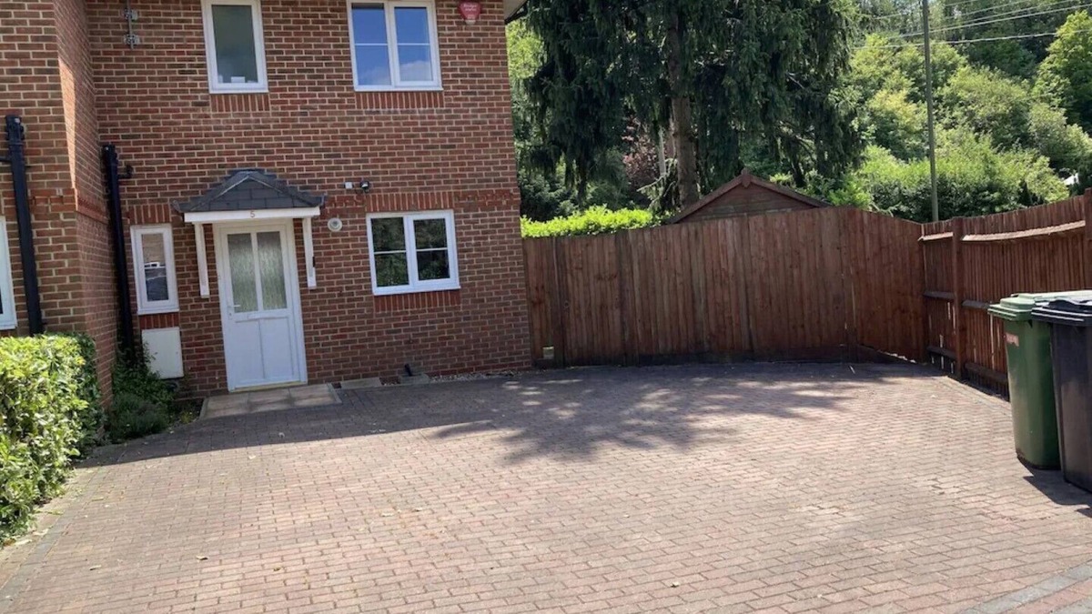 Kings Worthy House | Close to the historic City of Winchester