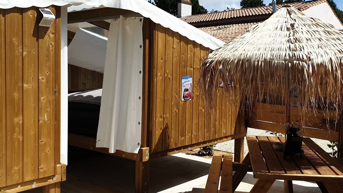 Les Mathes Ski Chalet | Close to the zoo; unusual wooden hut with 2 bedrooms overlooking the sky.