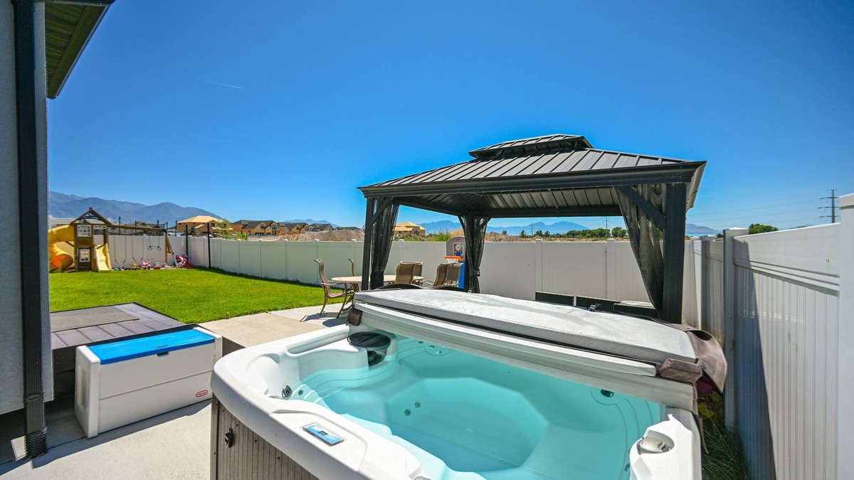 Vineyard House | Close to UVU, BYU, Sundance, Utah Lake. Jacuzzi, Karaoke, Game room ~Sleeps 16!~