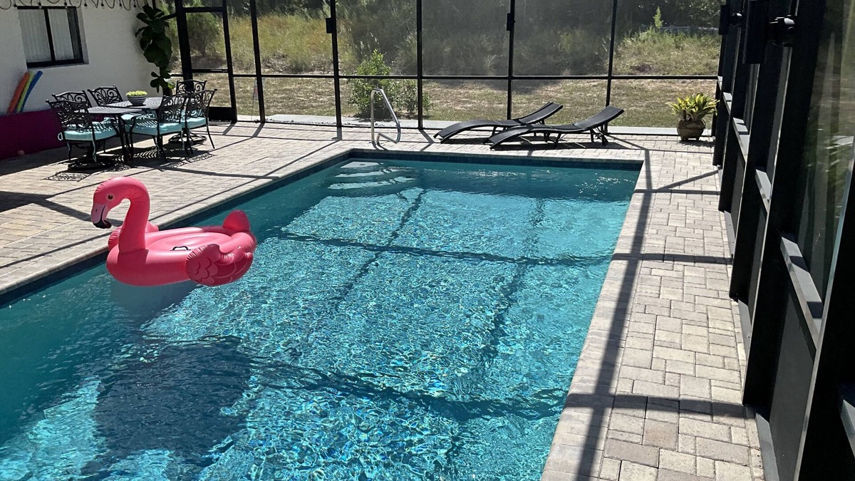 Spring Hill House | Close to Weeki Wachee Springs Fully Equipped Kitchen Fast WIFI KING Beds!