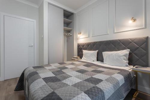 Mirow Apartment | Close-Urban Chic - Luxury Warsaw Stays -10 People- Mennica Residence