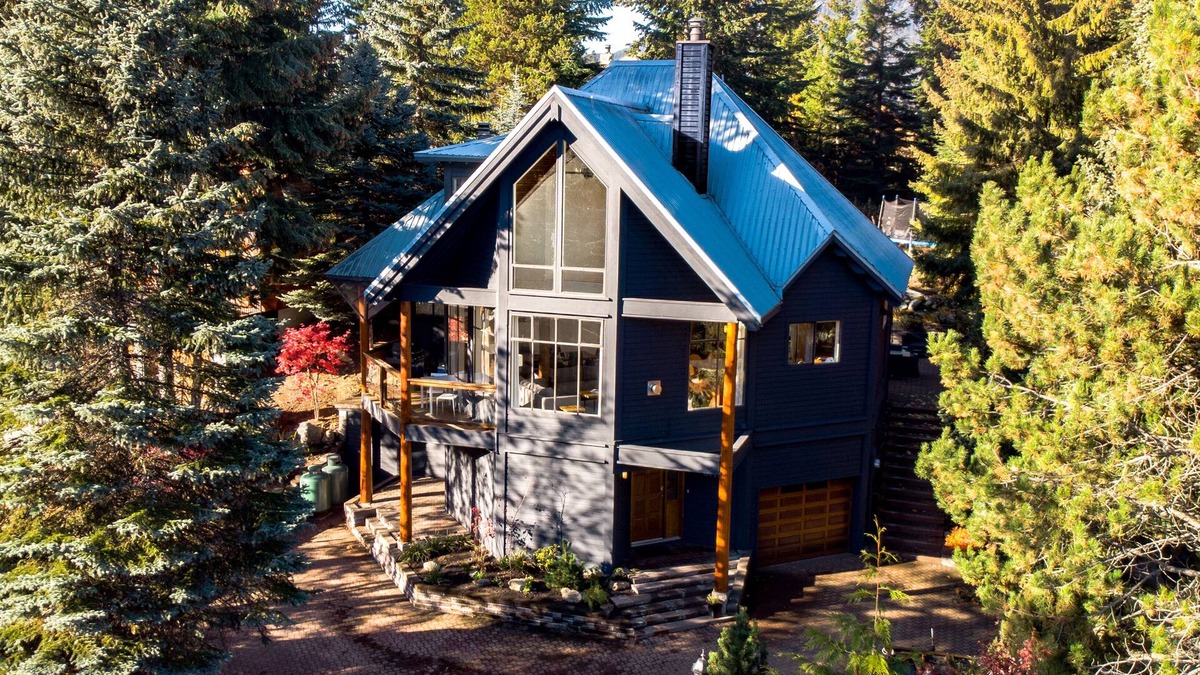 Whistler Cay Heights Ski Chalet | Closest Luxury Chalet to Village! Perfect for families~HOT TUB, PATIO, PING PONG