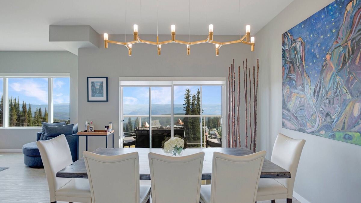 Silver Star Mountain Hotel | Closest to the Gondola – Spacious 3-Bedroom Property w/Hot Tub, Ski-In/Ski-Out & Stunning Views