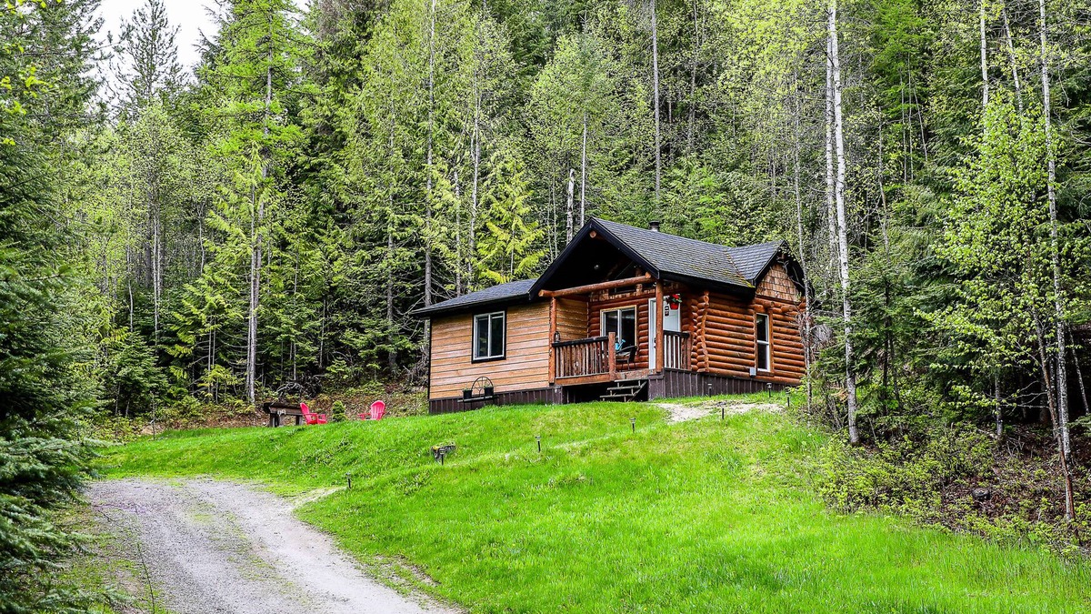 Creston Cabin | Cloud #9 Cabin — Cozy cabin w/hot tub!