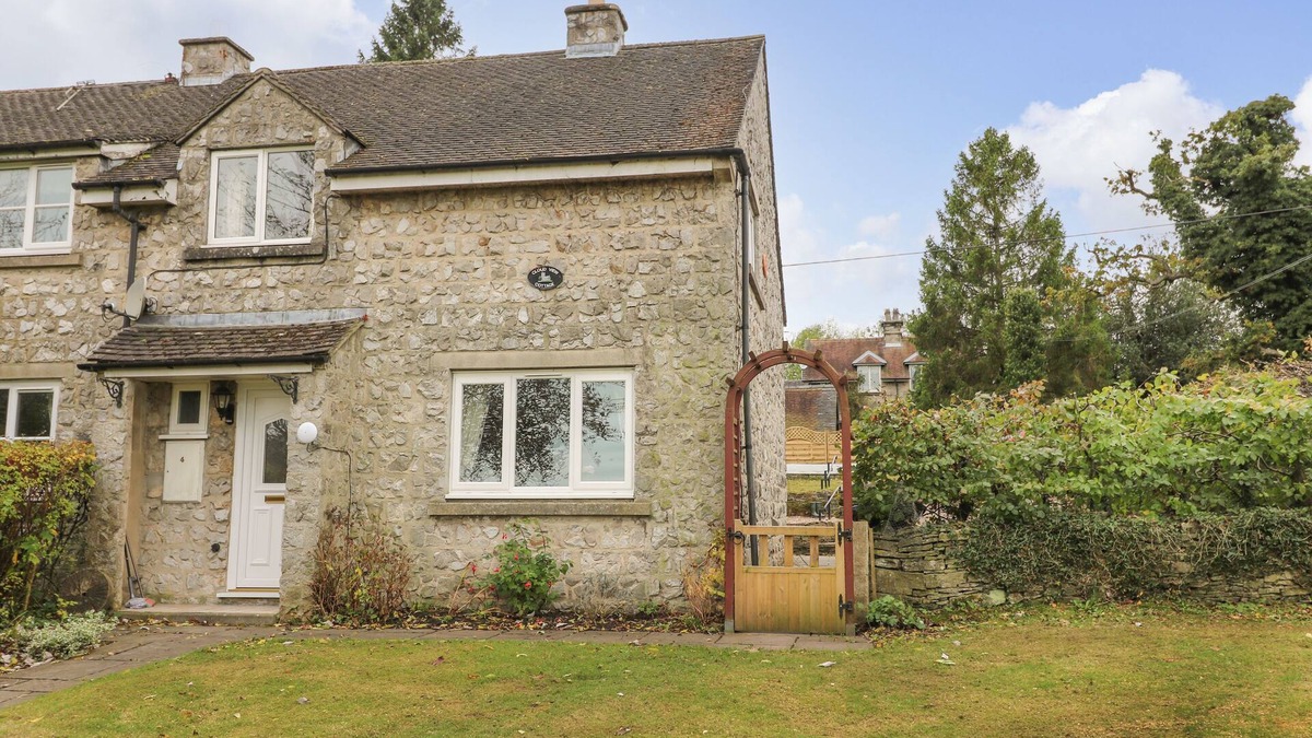 Newton Grange Cottage | CLOUD VIEW COTTAGE, pet friendly, with a garden in Ashbourne