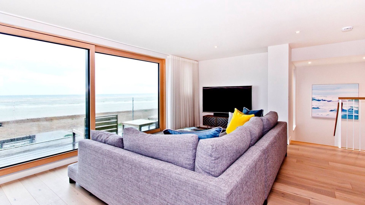 Icklesham House | Cloudbreak - a beachfront property that sleeps 6 guests in 3 bedrooms