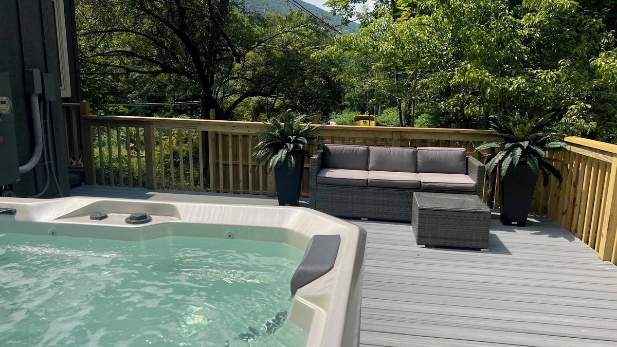 Lanesville House | Clove Haus: hot tub, fire pit & creekside home with amazing views!