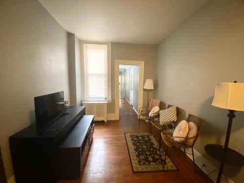 Point Breeze Apartment | Clover 2900 - Apartment and Rooms with Private Bathroom near Washington Ave South Philly