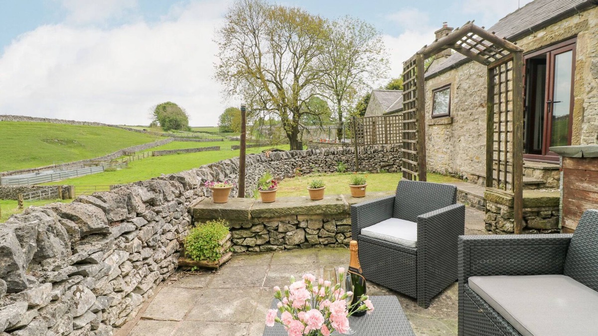Newton Grange Cottage | CLOVER COTTAGE AT PIKEHALL, pet friendly, with a garden in Winster