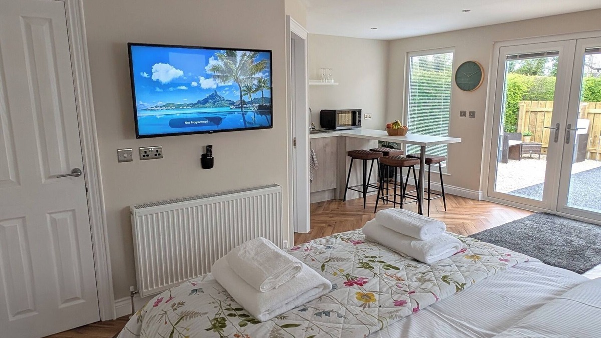 Crumlin Cabin | Clover Cottage - country lodge - Close to Belfast international Airport