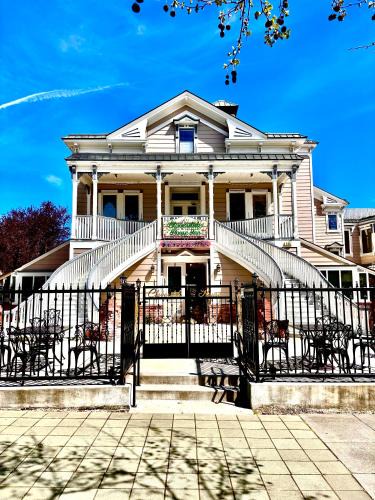 Cloverdale Hotel | Cloverdale House Inn