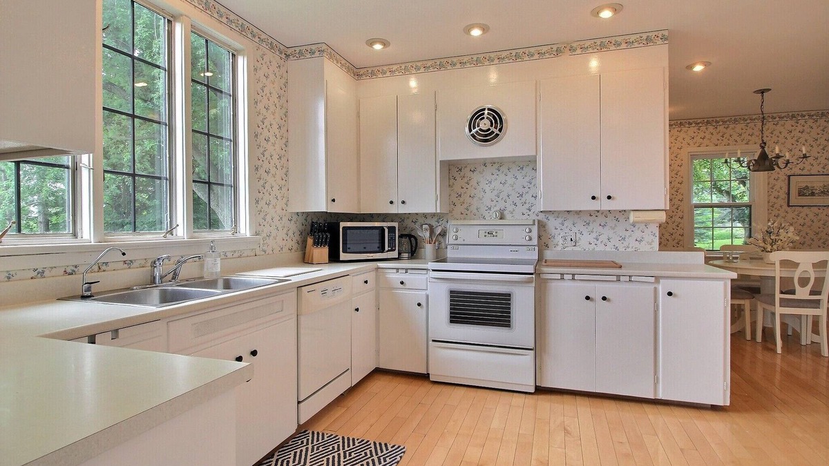 Hatley House | Cloverhouse Estate - Private farmhouse near Magog w/tennis court!