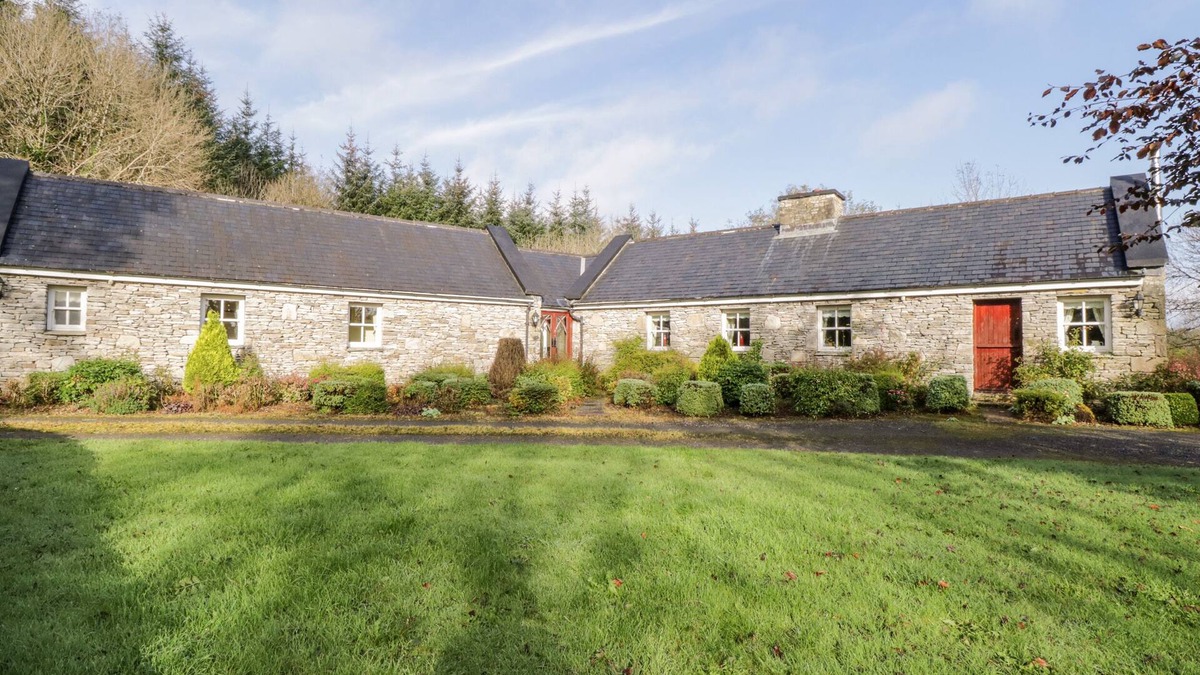 Kilkelly Cottage | CLUAINCARRAIG, pet friendly, with open fire in Kilkelly, County Mayo