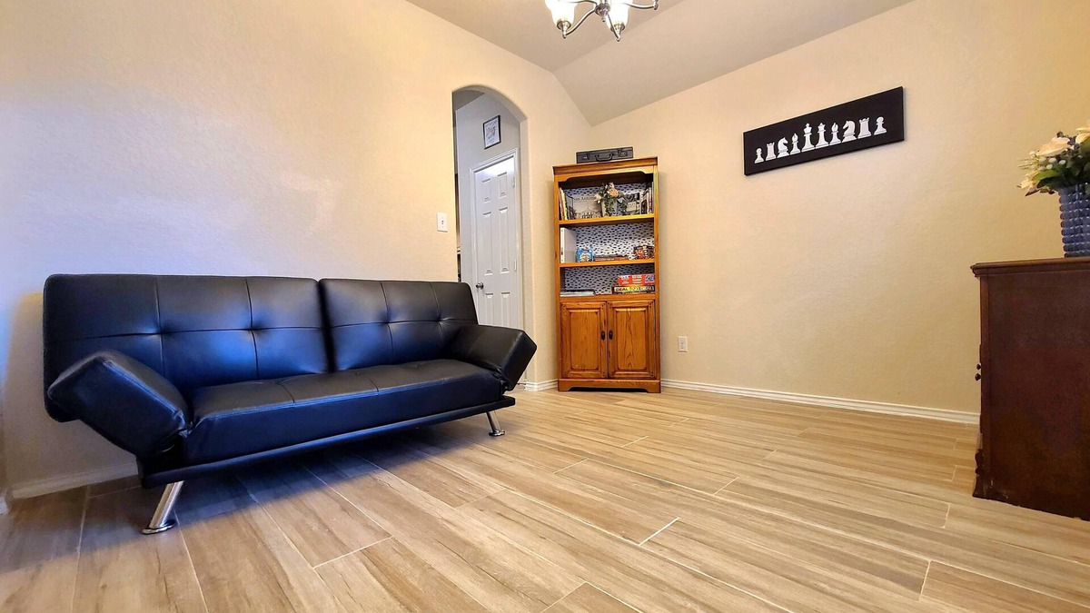 San Antonio Boat Rental | Clyde's Comfy Spot, Far West Home for 6