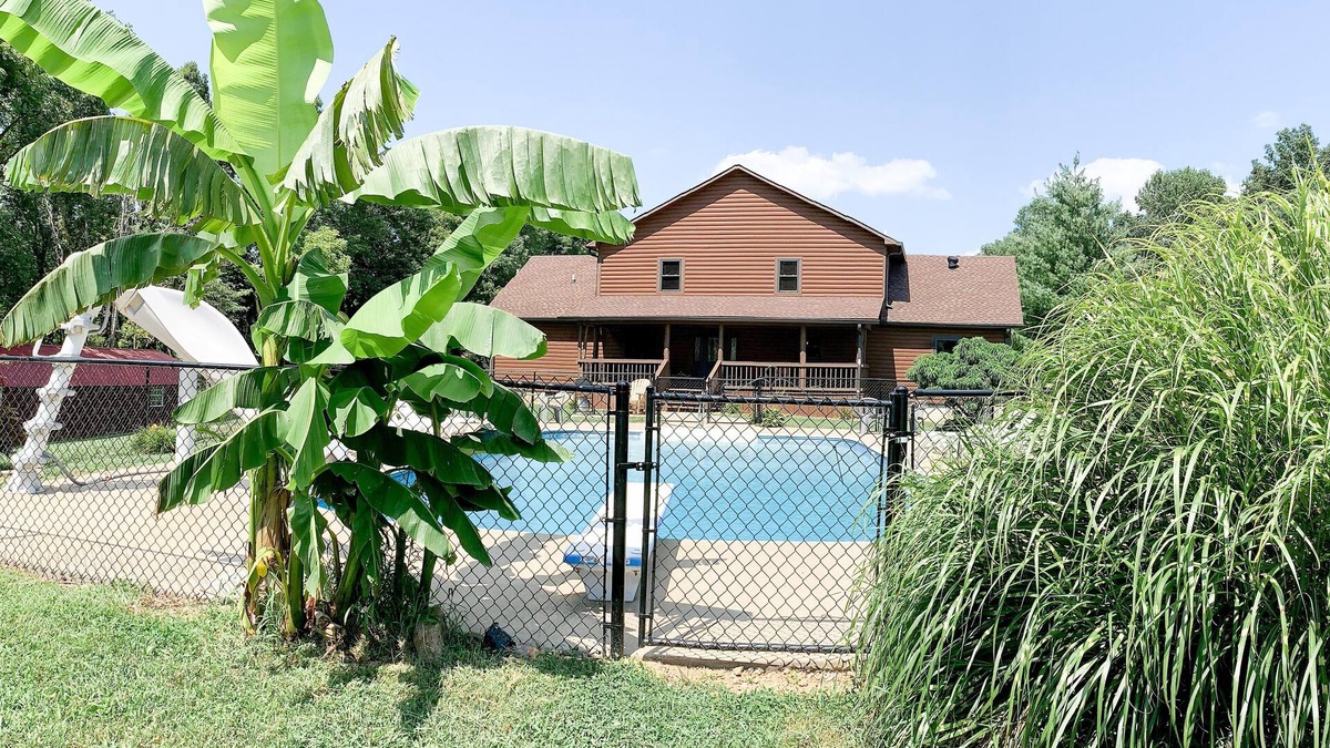 Austin Cabin | CMR Hideaway Lodge poolside Barren County near Barren River Lake