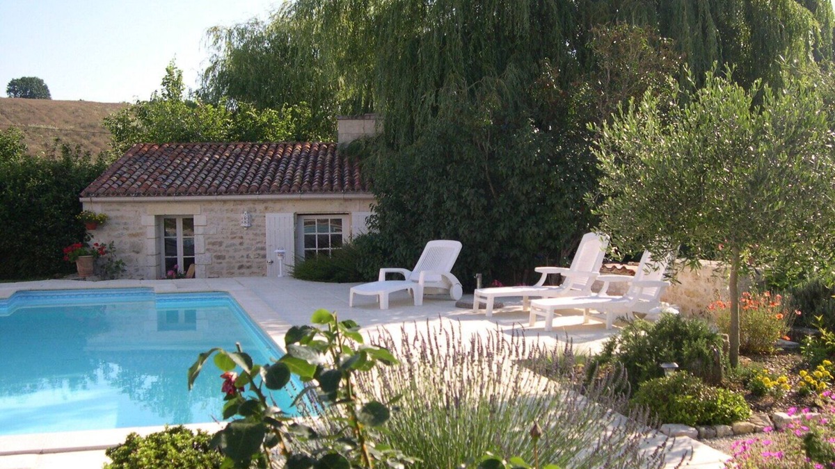 Saint-Hilaire-de-Villefranche Cottage | cottage in lush greenery.