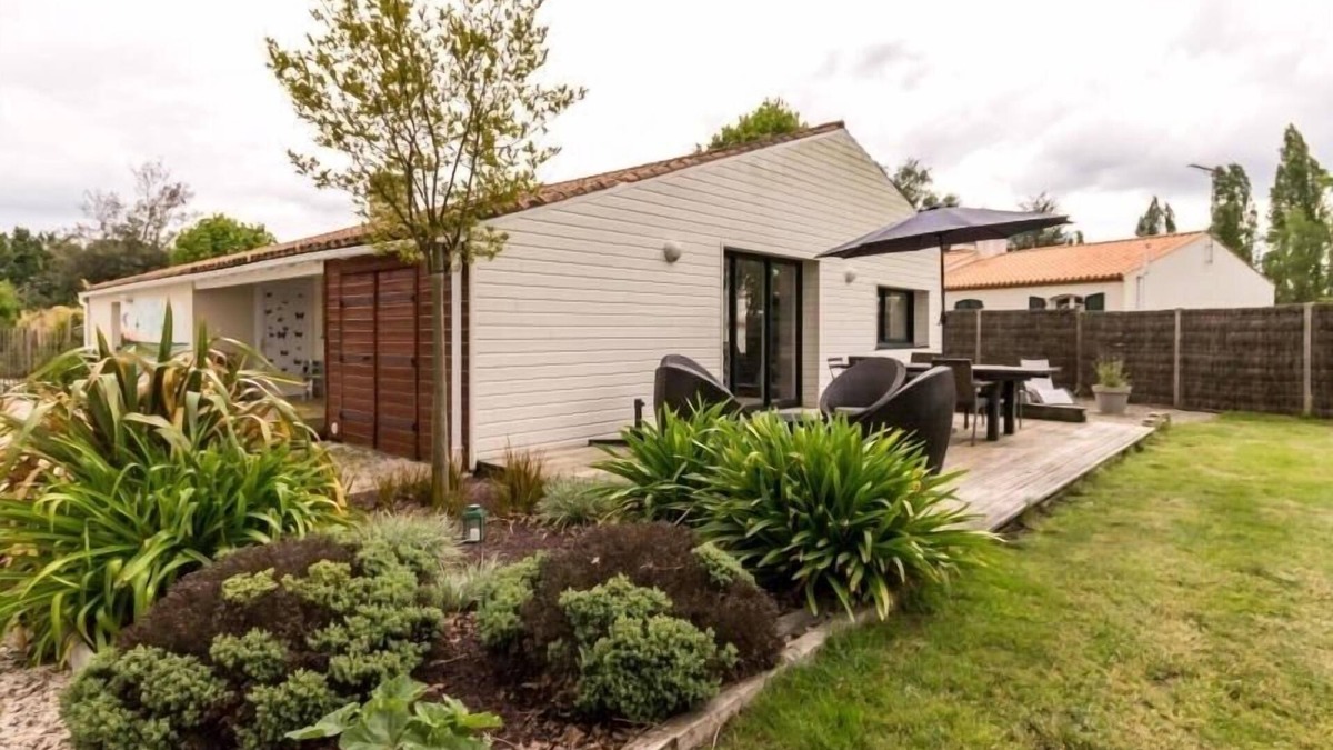 Saint-Philbert-de-Grand-Lieu Cottage | Cozy Cottage Amidst Nature with Garden, Terraces, and Lake Proximity