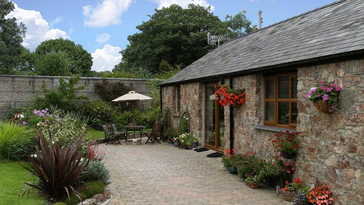 Llanfairpwllgwyngyll Cottage | Coach House Faner - a bungalow that sleeps 6 guests in 3 bedrooms