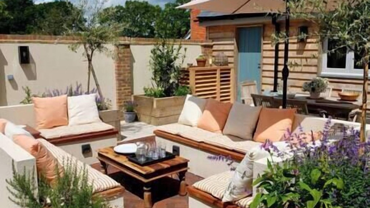 Scaynes Hill House | Coach House & Barn @ Hoods Croft