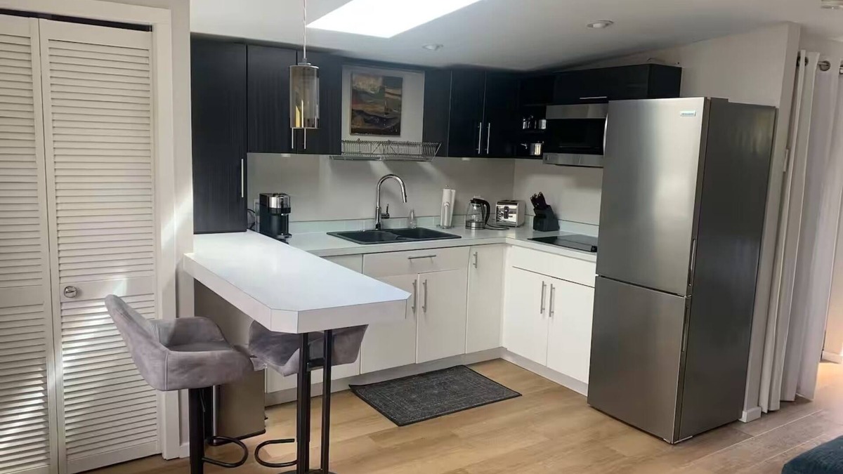Nelson Apartment | Coachhouse One Bedroom Studio in Central Nelson. Pet-friendly!