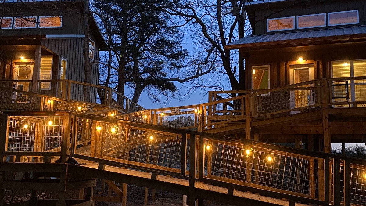 Lacy-Lakeview Cabin | Coach’s Quarters - The Clubhouse - Spend night in the trees!