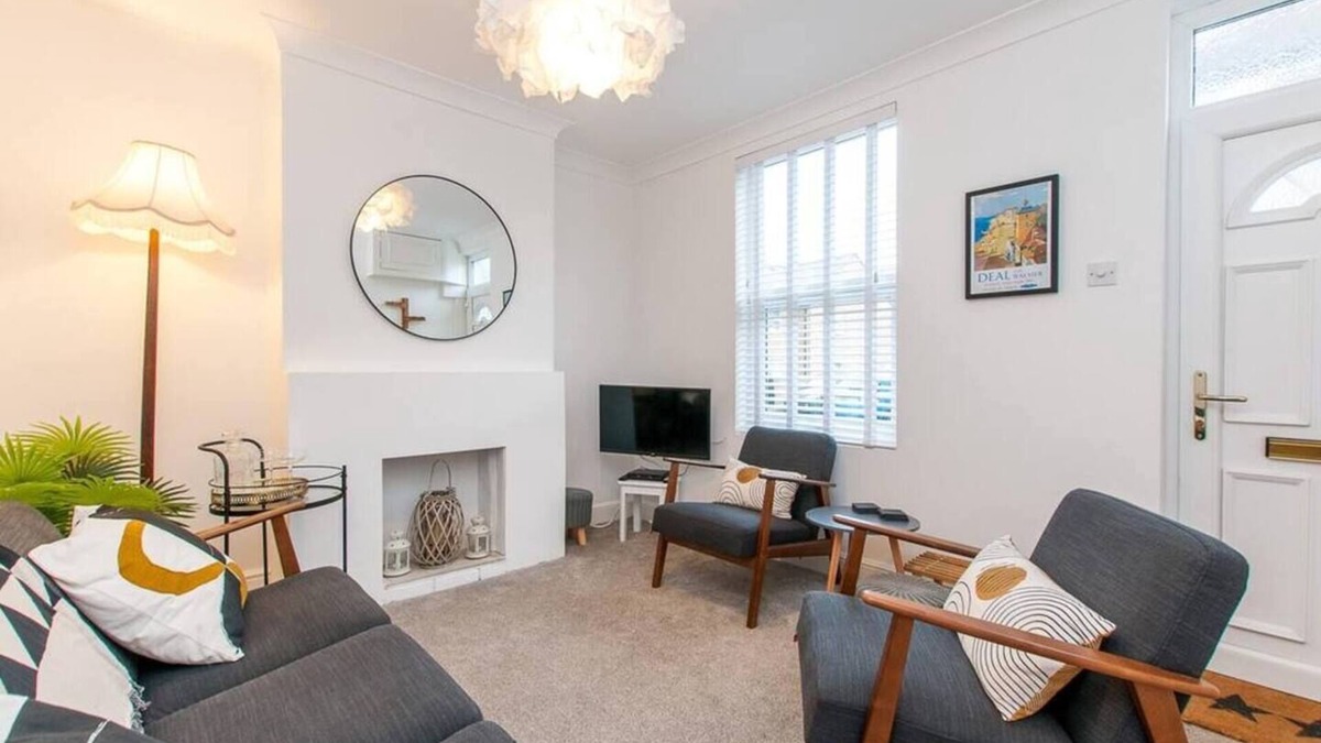 Deal House | Coal Miners Cottage - Moments to Seafront & Deal Town