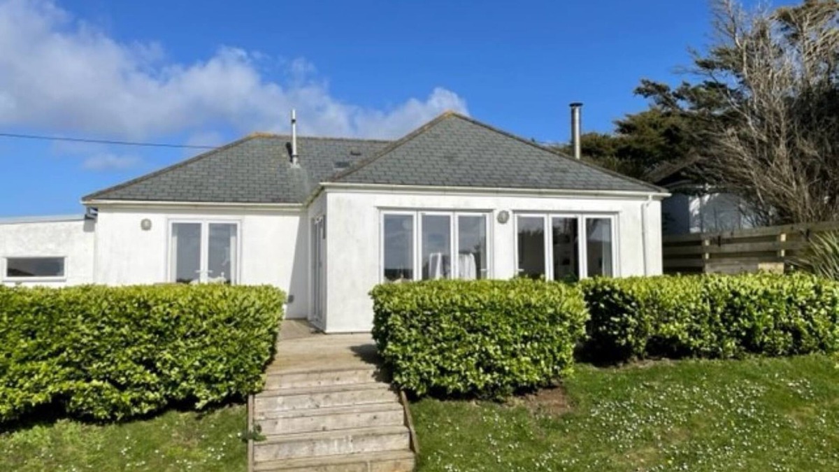 Mawgan Porth Cottage | Coast Cottage - stunning sea views & large garden. Dog friendly family home