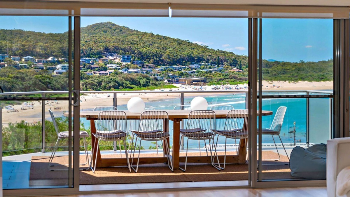 Fingal Bay House | Coast Fingal Bay - 16 Pacific Drive Fingal Bay - Beach views, Air Con, Wi-Fi, Hot Tub
