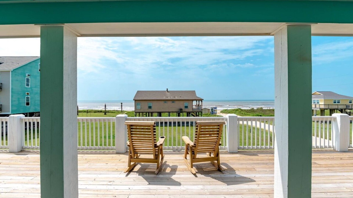 Port Bolivar House | COAST ON INN - 2nd row, 4bedroom, sleeps 16, seconds from beach!