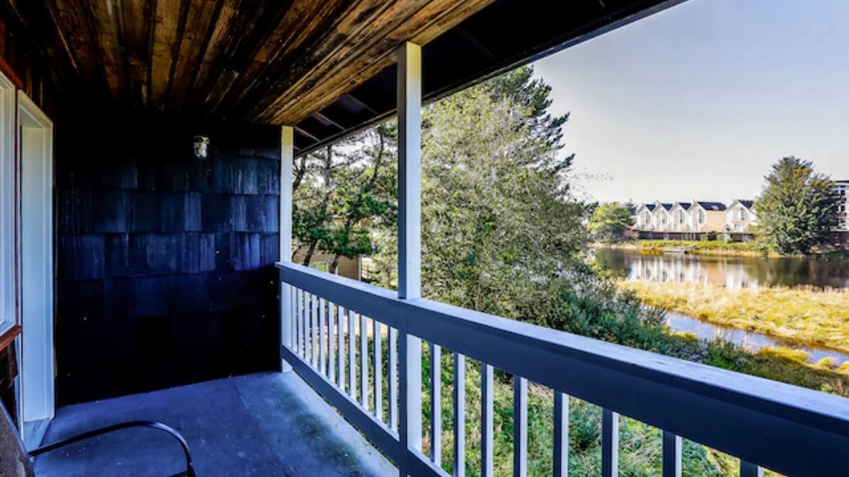 Seaside Hotel | Coast River Inn by OYO Seaside
