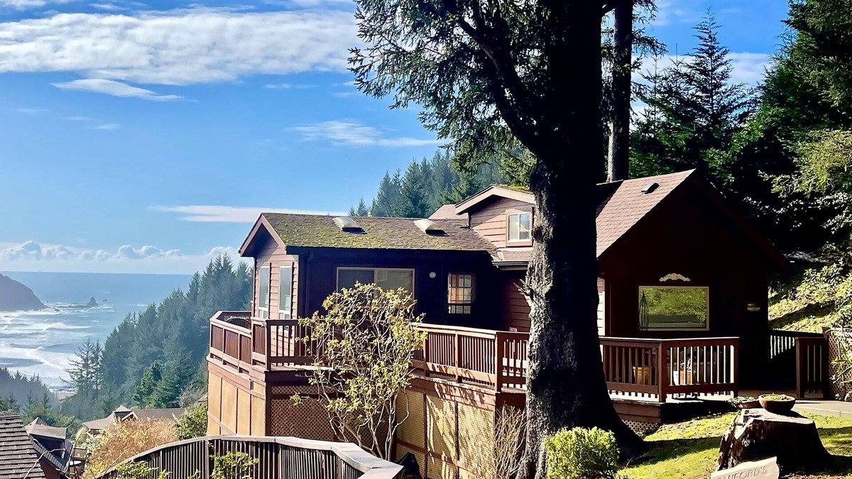 Brookings Hotel | Coastal abode with private hot tub & amazing views
