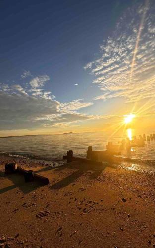 Devon House | coastal and cozy beach stay, pet friendly