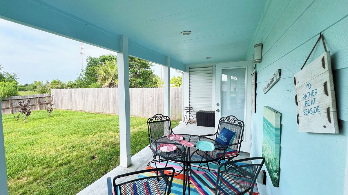 Dickinson House | Coastal Artist Retreat - Family and Pet Friendly, Fenced Backyard-2/2