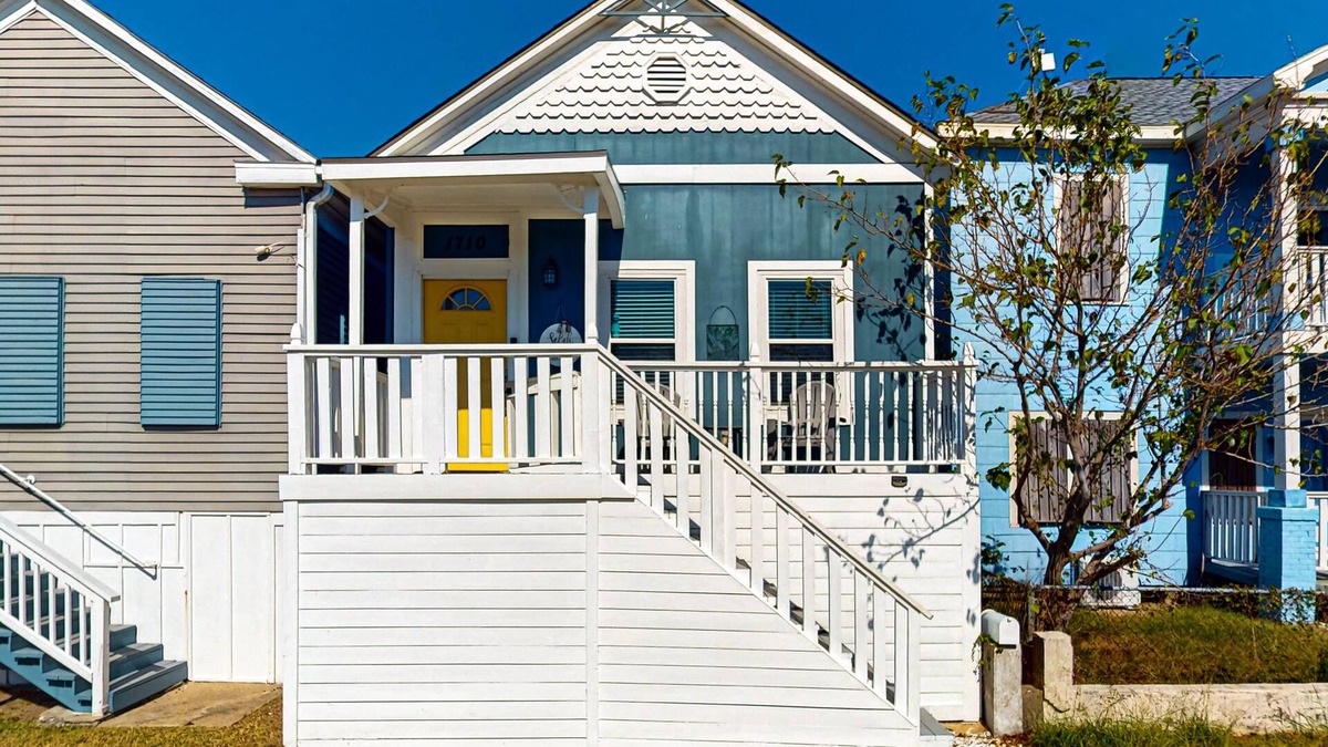 San Jacinto House | Coastal beach house with hot tub, patio, firepit & washer/dryer