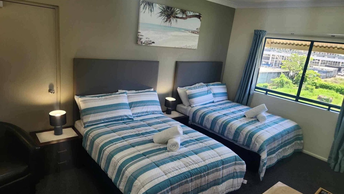 South Townsville Apartment | Coastal Breeze Studio – Steps from City, Stadium & Ferry